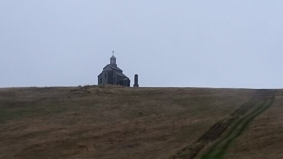 Kapelle auf dem Kraterrand des Mount Armaghan.