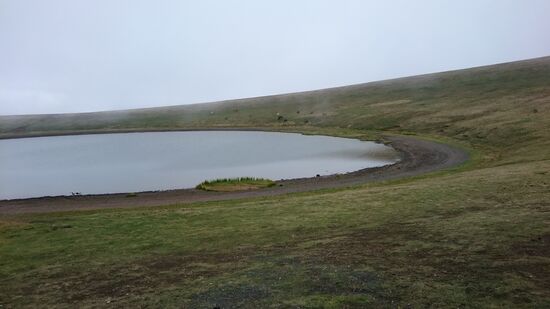 Nur kurze Augenblicke geben die Wolken die Sicht auf den Kratersee frei.