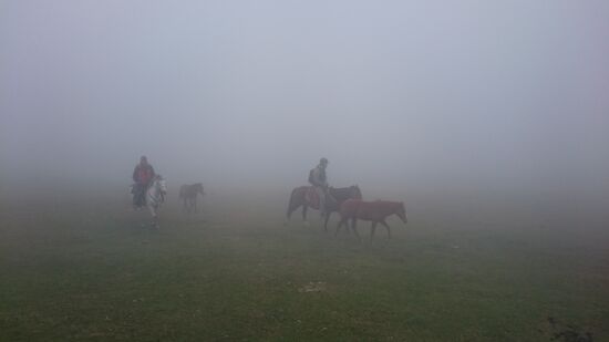 Als wir wieder aufsatteln, kommt auch schon die nächste Wolke - und ermöglicht diese mystische Stimmung.