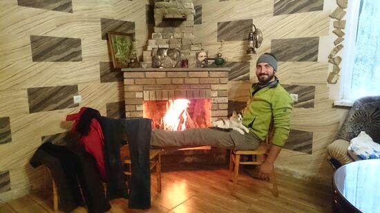 Nach der Nässe und Kälte der letzten Tage gibt es kaum etwas tolleres als so einen Kamin, noch dazu mit Schmusekatze!!