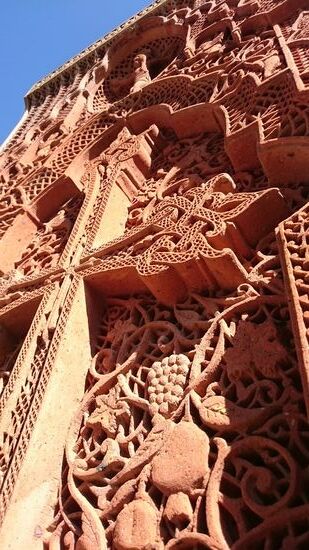 Unglaublich kunstvoll gearbeiteter Khachkar im Dorf Martiros.