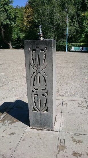 Eine sehr tolle Sache und Möglichkeit, Plastikflaschen zu vermeiden sowie das Recht auf Zugang zu Trinkwasser zu gewähren, sind die Trinkbrunnen, die in armenischen  Städten an jeder Ecke und oft auch neben abgelegeneren Sehenswürdigkeiten zu finden sind. Ist nur die Frage, wie nachhaltig es ist, immer das Wasser laufen zu lassen, aber das lässt sich sicher upcyclen...