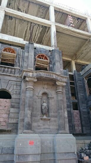 Wiederaufbau und Restauration des historischen Stadtkerns.