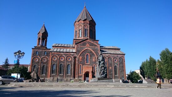 Erlöserkirche in Gyumri, die durch das Erdbeben 1988 völlig zerstört wurde und sich nun im weit fortgeschrittenen Prozess des Wiederaufbaus befindet.