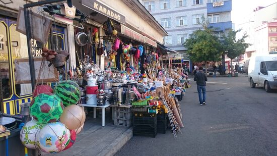 Ein Markt, auf dem man so manches wundersames Ding aufstöbern kann (wie z.B. einen Melonenball).