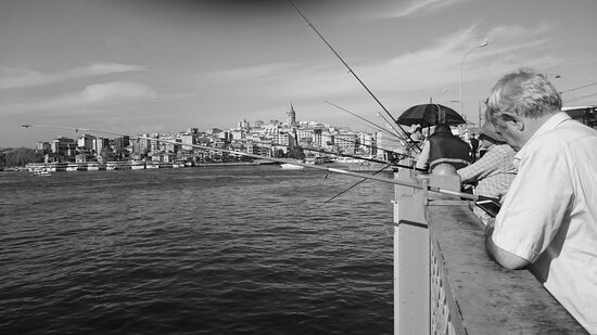 Fischer auf der Galata-Brücke.