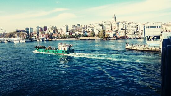 Galater-Turm im Hintergrund.