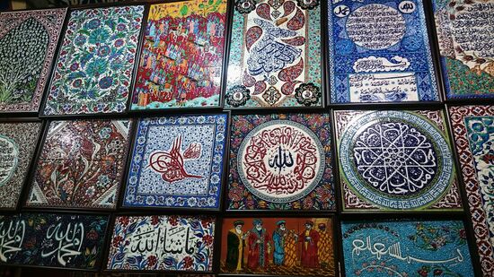 Handbemalte Fliesen auf dem Großen Basar.