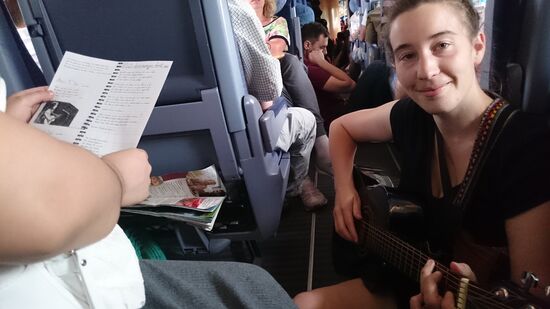 Zeitvertreib im überfüllten ICE.