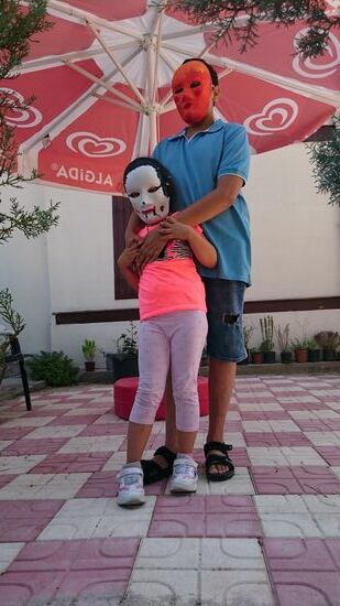 Kommunikative Kinder in einem Café in Ankara.