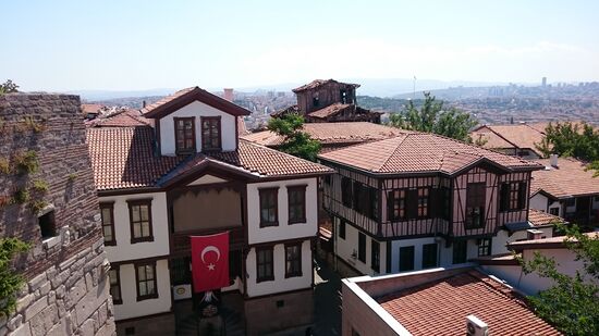 Aufgrund des Nationalfeiertags hängen allerwegen Flaggen und Bilder von Atatürk.