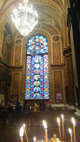 Kathedrale in Batumi; gerade findet eine Taufzeremonie statt.