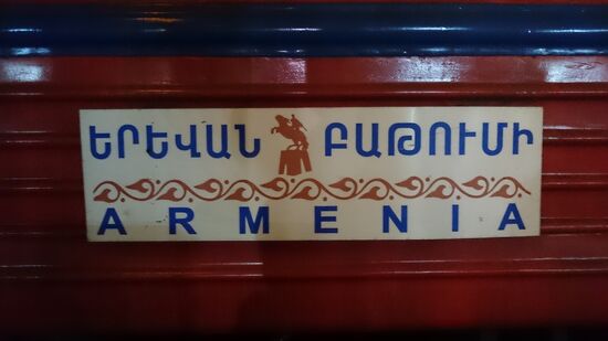 Jetzt bin ich tatsächlich mit dem Zug von Deutschland nach Armenien gefahren. Das war doch eigentlich gar nicht so schwer. Es war sogar ziemlich grandios!
Nun steht die Expedition mit fernwind.de an; eine 9-tägige Trekkingtour zu Pferd durch den Südkaukasus. Ohne Internet und ohne Dusche, aber mit einer tollen, sehr kleinen Gruppe und netten Guides. Ich bin gespannt und werde natürlich anschließend berichten.