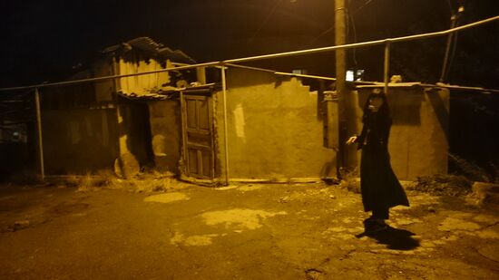 Unterwegs in Yerevans "Dorf" Kond, entlang der Häuser aus vorsowietischer Zeit. Um die Ecke liegt übrigens eine relativ monumentale Gedenkstätte von jemandem von der Mafia, der dort vor Jahren zu Tode gekommen ist und wo die Angehörigen sich nun zum Grillen treffen können. Solche Stätten gibt es in Armenien einige.