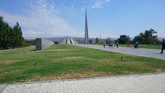 Gedenkstätte des Genozids an den Armeniern. Die 44 Meter in den Himmel empor ragende Säule symbolisiert die Wiederauferstehung des armenischen Volkes.
