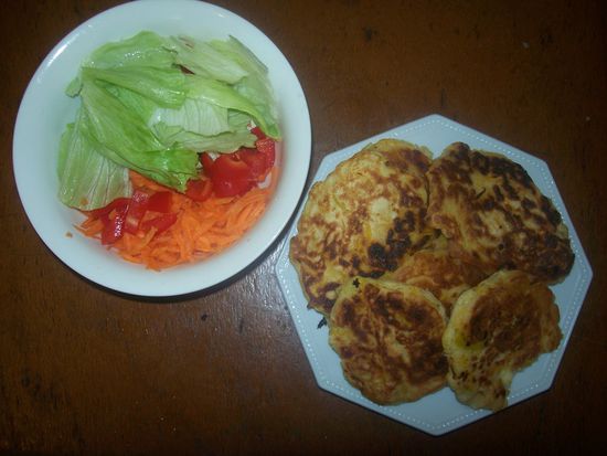 Eins meiner Mittagessen; Kuerbis Pfannenkuchen mit frischem Salat
