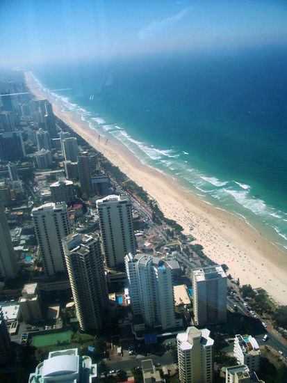 Der Strand bevoelkert von den Sonnenhungrigen...