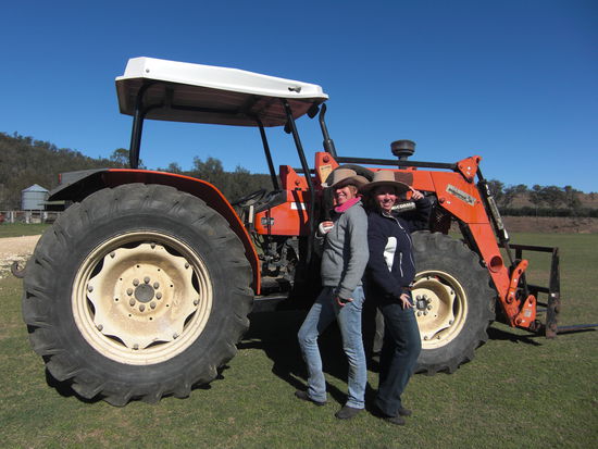 Katja und ich vor dem Traktor