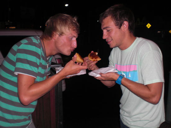 fuer zwischendurch ein meatpie....baeh, ich mag die dinger nicht.