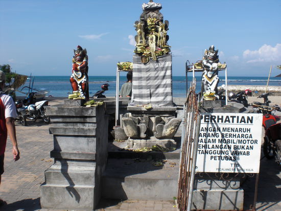 ueberall skulpturen von Goettern mit Opfergabe (kleine Blumenkaestchen)