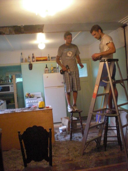 Zwischen Kueche und Wohnzimmer war mal ne Wand...doch die haben wir eingerissen...das war soooo ne sauerei....