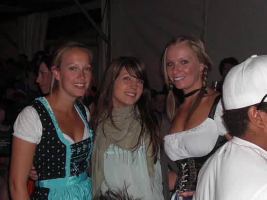 die meisten girls mit dirndl waren aussies...