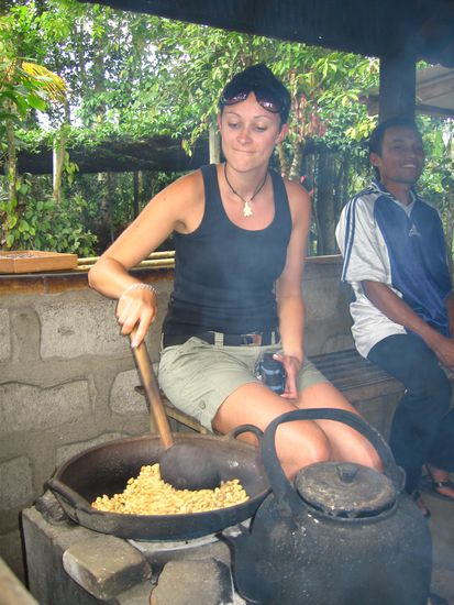 Beim Rösten des Luwak-Kaffees. Naja man sieht der Tatz hat Ahnung im Umgang mit dem Kochlöffel 