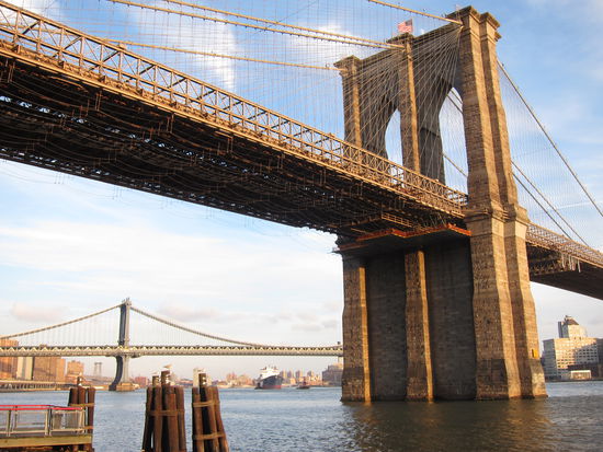 Brooklyn  Bridge mit Fahne.
