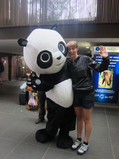 Im Singapore Zoo hat es geschüttet. Aber Dank an Richi: die Regenjacken halten was sie kosten gg.