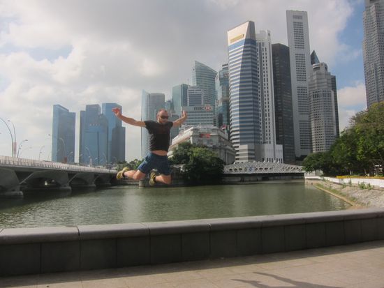 Vor Freude in die Luft spring. Das Wetter war schöner als es aussieht.