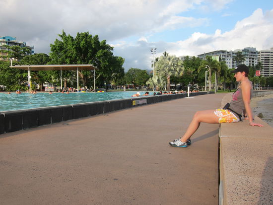 Links die Lagune und rechts das Meer. In der Lagune wird früh morgens Wassergymnastik gemacht, schaut echt lustig aus gg.