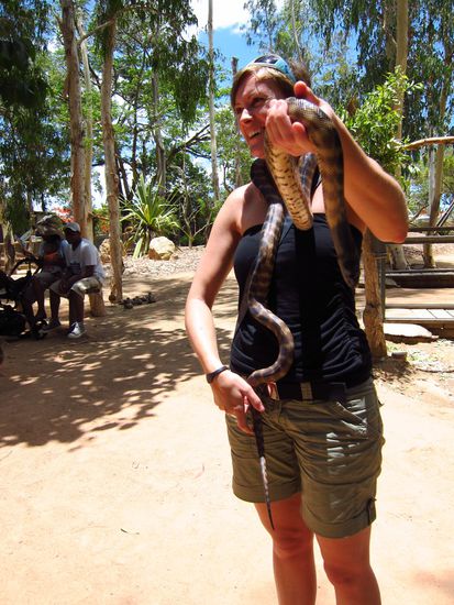 Dafür hat sie sich die Schlange wie eine neue Stola um den Hals geworfen. Keine Ahnung wie, aber die Schlange roch den Braten und wollte nur noch weg haha.