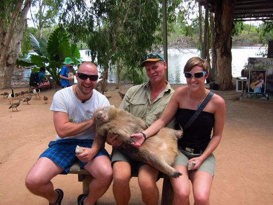 Und "Last but not least" das geilste Vieh welches wir jeh gesehen haben --&gt; ein Wombat. Erstens sind die Dinger mehr als wichtig für das Überleben vieler anderer Tiere in Australien und 2tens ist der nicht einfach knuffig?! Aber "Be Carefull" mit dem netten Kerl ist in freier Wildbahn nicht gut Kirschen essen.