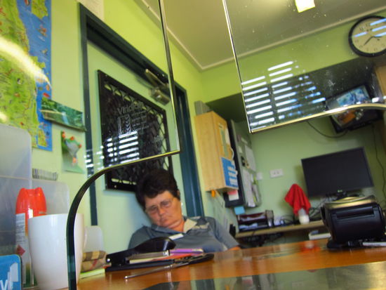 Die "gemeine Schnarchnase" alias die Dame vom der Rezeption, die vor lauter Erschöpfung (es waren ca. 5 Besucher im Park) eingenickt ist.