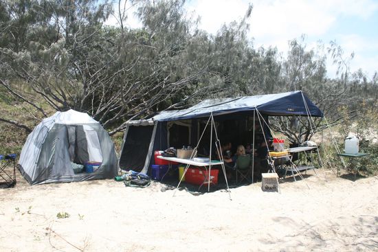 Das Zelt am Anhänger, neben das Versorgungszelt, welches die Dingos gestürmt haben und noch weiter links (hier nicht zu sehen das dritte Zelt).