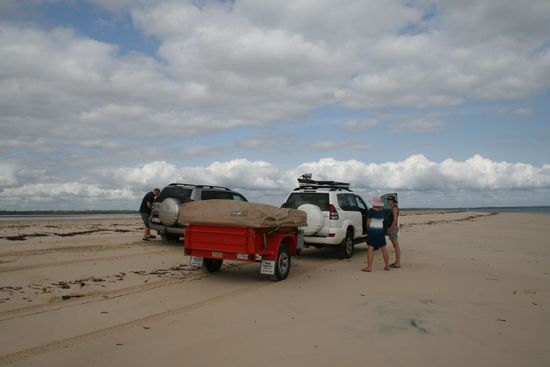 Autoanhänger mit Zelt -- was wir übrigens ziemlich genial finden.