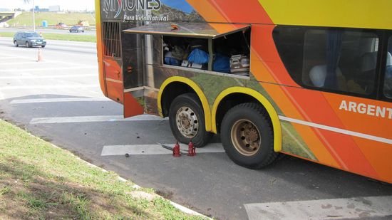 Hier mitten auf der Autobahn mit dem kaputten Reifen. Übrigens glauben wir, dass auf der Autobahn auf Radfahrer fahren dürfen. Akzeptiert werden sie jedenfalls haha.