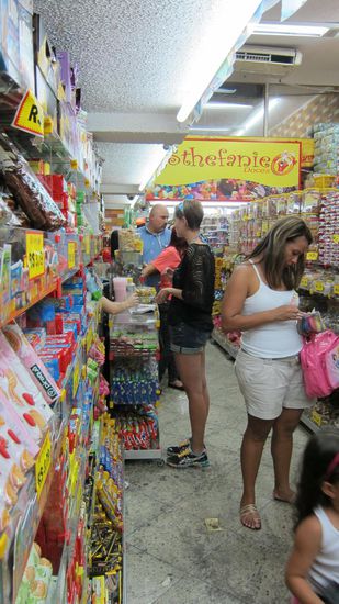 Ein Geschäft wo es nur Süßigkeiten und Getränke zu kaufen gab. Ihr denkt so schlecht über uns. Wir blieben stark und kauften nur Mineral.