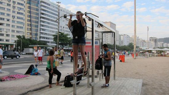Hier die Trainingsgeräte am Strand. Den zweiten (!) Teil der Übung macht der Tatz schon recht gut haha. Kommt dir das bekannt vor, Kevin?