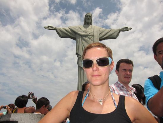 Christo Retendor. Zitat Kathi: wie kommen Leute auf die Idee so riesen Sachen auf einen Hügel zu schaffen?!. Nicht nur die Statue ist sehr imposant, auch der Ausblick auf Rio ist echt sehenswert.