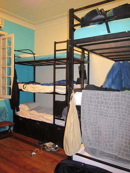 So schaut es dann aus. 9 Bed Mixed Dorm. Aber das Zimmer war so groß gg, dass ich es nicht einmal auf einmal hinaufgebracht habe, denn auf der linken Seite steht noch so ein Kasten.