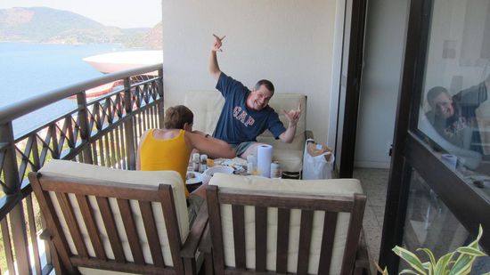 Mittagessen gg. Den ersten Tag und die erste Nacht verbrachten wir ohne unsere Quatiergeber, da diese auf Urlaub in Angra dos Reis waren was übersetzt so viel heißt wie die Heiligen drei Könige haha.