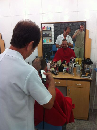 Und das sieht dann so aus. Ich war mir nicht sicher ob ich einem Friseur der selber keine Haare hat wirklich mein Vertrauen schenken soll gg.