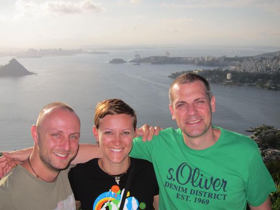 Wie schon gesagt alles hat ein Ende. Rechts im Hintergrund Niteroi sowie links Rio und wenn man ganz genau hinsieht, ist die Verbindungsbrücke zu erkennen.
Danke für deinen Besuch, wir haben uns riesig gefreut.
So long
Gernot und Kathi