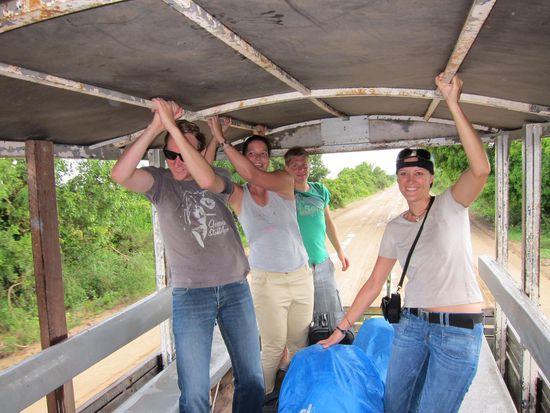 Die Fahrt zu Santa Clara. Es hatte einmal kurz geschüttet, woraufhin wir die stehenden Positionen einnahmen, um nicht zu sehr nass zu werden. Wir sind ja alle aus Zucker 
