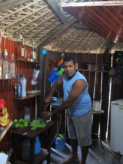 ...und der dazugehörige Schankmann. Der Caipi-Profi-Mixer sozusagen.