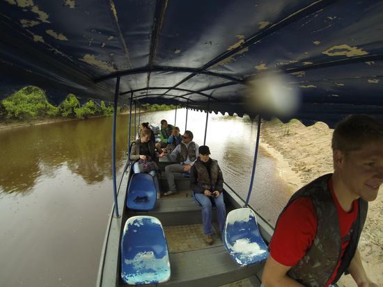 Bitte nehmen Sie eine aufrechte Sitzposition ein und fallen Sie tunlichst nicht aus dem Boot!