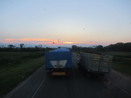 Auf diesem Bild sieht man leider nicht alles. Hier das Überholmanöver, wir hinterher ohne zu wissen ob Gegenverkehr kommt und glaubt mir da war einer. Rechts außen hat zur selben Zeit ein PKW überholt und links als Geisterfahrer kommen Mopeds entgegen, es war Wahnsinn, wir haben dann im letzten Moment zurück hineingerissen !