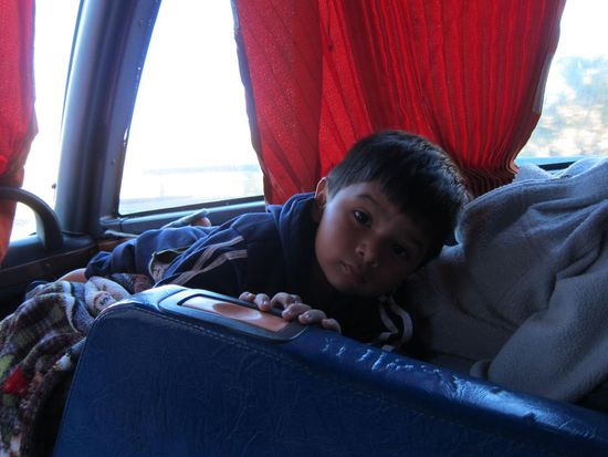 Hier die Keksvernichtungsmaschine gg. Wenn er laut war, hab ich die Rolle Kekse herausgenommen und er die Hand herübergestreckt mit den Worten "mas, maaas" (=mehr). Kleiner Gauner !