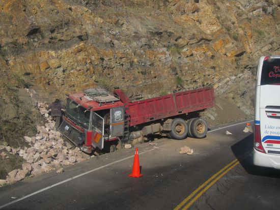 Hier eines der unzähligen Wracks am Straßenrand.